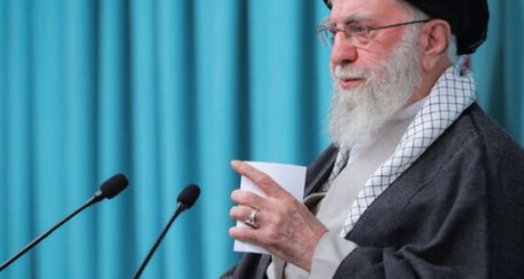 آیت‌الله‌ میلانی از انتساب به سیاست پرهیز می‌کرد