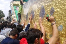 استقبال باشکوه مردم اسلام آباد غرب از باب راس حرم حضرت ابوالفضل العباس (ع)+عکس