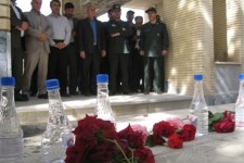 عطر افشانی و غبار روبی مزار شهدای اسلام آبادغرب +تصاویر