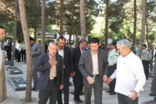 غبارروبی و عطرافشانی مزار شهدای اسلام آبادغرب +تصاویر