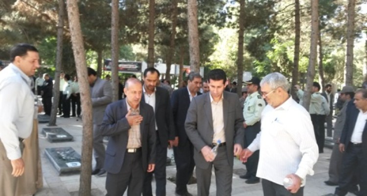 غبارروبی و عطرافشانی مزار شهدای اسلام آبادغرب +تصاویر