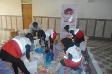 اهدای کمک های غیر نقدی هلال احمر اسلام آبادغرب به  افراد بی سرپرست 