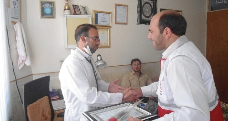 تجلیل از پزشکان داوطلب جمعیت هلال احمر اسلام آباد غرب +عکس