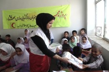 توزیع بسته های آموزشی و بهداشتی در مناطق محروم  توسط هلال احمر اسلام آباد غرب 