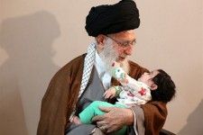 گزارش تصویری/حضور رهبر انقلاب در منزل سردار شهید همدانی