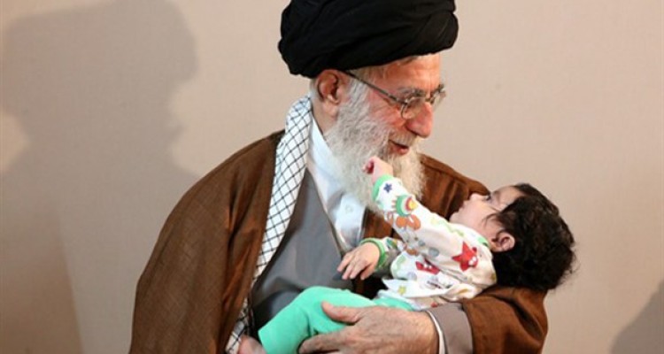 گزارش تصویری/حضور رهبر انقلاب در منزل سردار شهید همدانی