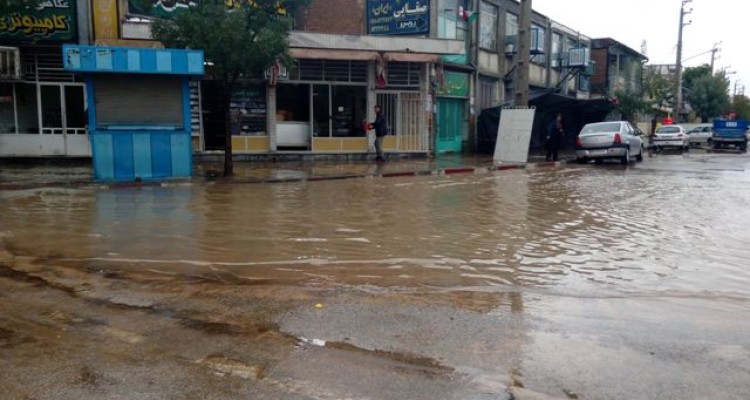   آب گرفتگی خیابان ها و معابر اسلام آبادغرب بر اثر بارش باران