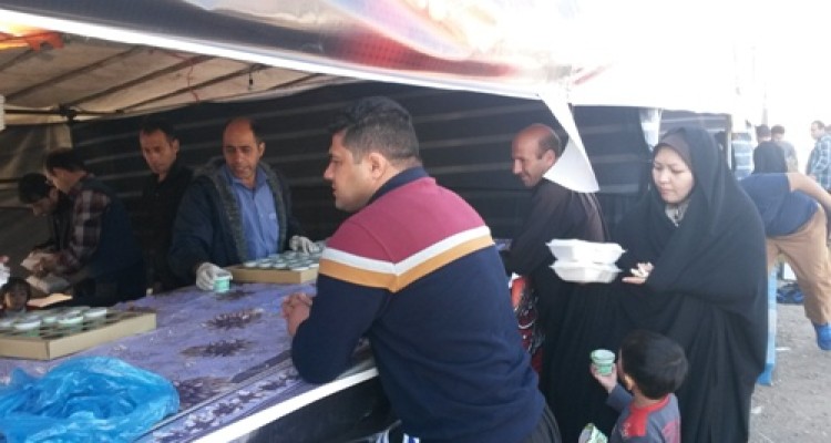 پذیرایی روزانه 15هزار نفر زوار اربعین در اسلام آبادغرب +تصاویر