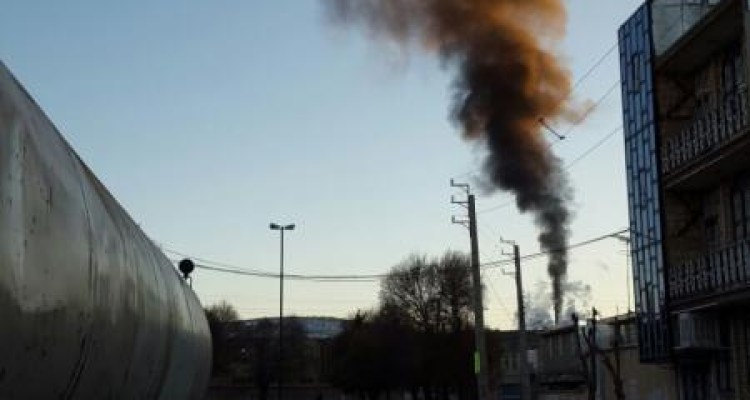 دود عجیب کارخانه رضاخانی اسلام آباد غرب/صحبت های نماینده در خصوص کارخانه قند هنوز در حد وعده است+فیلم و عکس