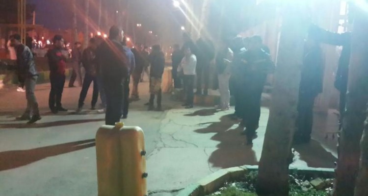 تجمع کسبه گاراژ"علیمددی" در مقابل فرمانداری اسلام آباد غرب+تصویر/دومین تجمع مردم در یک روز