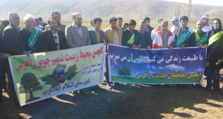 پاکسازی حاشیه کمربندی اسلام آبادغرب از وجود زباله توسط دوستداران محیط زیست