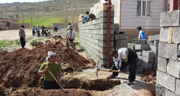 مشق عشق خدمت در جبهه های سازندگی/ یاری رسانی بسیجیان به روستاهای محروم اسلام آبادغرب + تصاویر