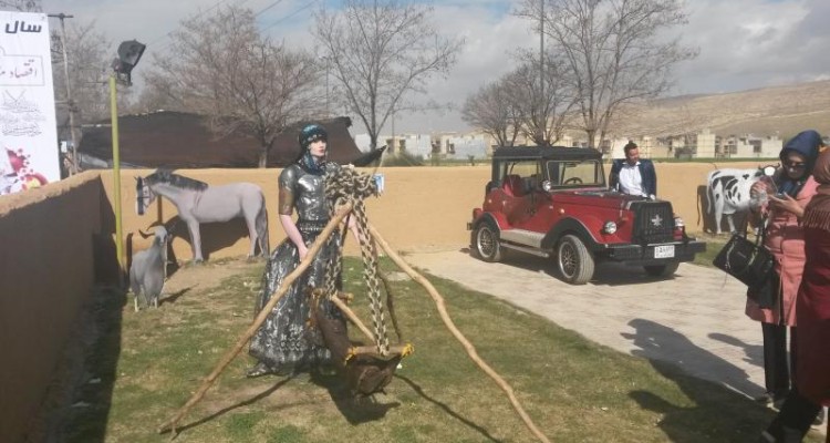 استقبال گردشگران از "تونل نور" و "خانه سنتی" در اسلام آباد غرب