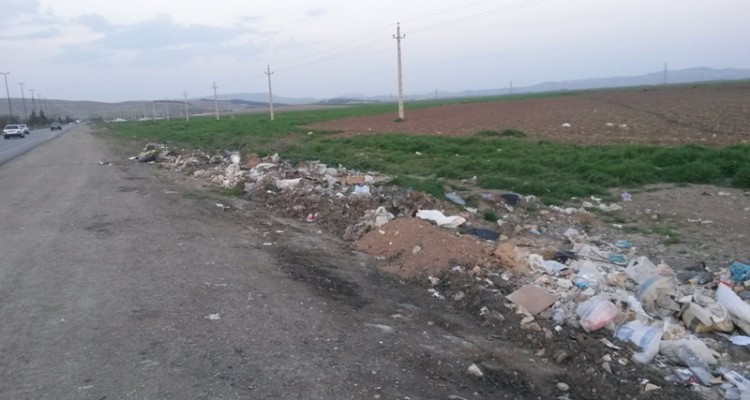 کمربندی اسلام آباد غرب در محاصره نخاله های ساختمانی/بوی گند بی خیالی مسئولین از کمربندی درآمد!