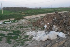 کمربندی اسلام آباد غرب در محاصره نخاله های ساختمانی/بوی گند بی خیالی مسئولین از کمربندی درآمد!