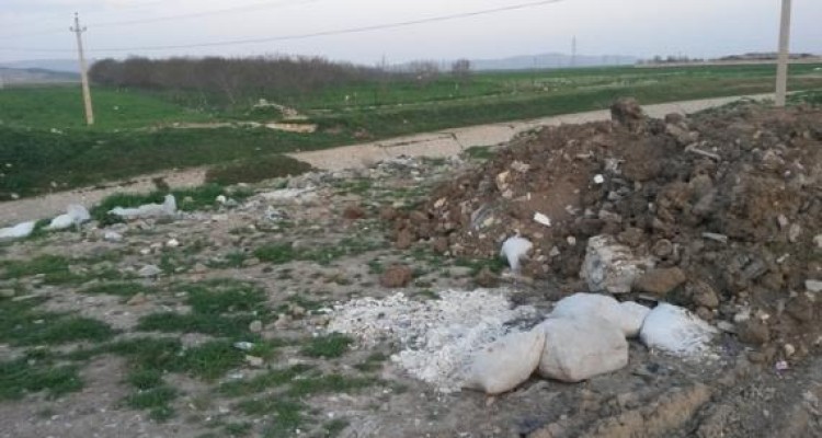 کمربندی اسلام آباد غرب در محاصره نخاله های ساختمانی/بوی گند بی خیالی مسئولین از کمربندی درآمد!