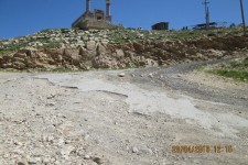 وضعیت اسفناک راه دسترسی امام زاده قاضی الکیا(ع)/مسئولین و خیرین برای رفع مشکلات امام زاده آستین بالا بزنند