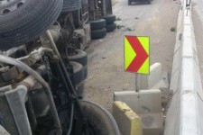 واژگونی تریلی در ورودی شهر دالاهو