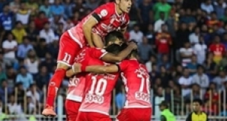 پرسپولیس با بازوبند نوروزی بالاتر از استقلال ایستاد/ جشنواره گل سرخ در تبریز