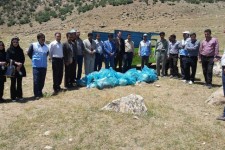 پاکسازی طبیعت زیبا و دیدنی تنگ صندوقه روستای شیخه در اسلام آبادغرب