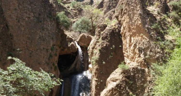 عکس/آبشار زیبای تنگ صندوقه واقع در روستای شیخه اسلام آبادغرب