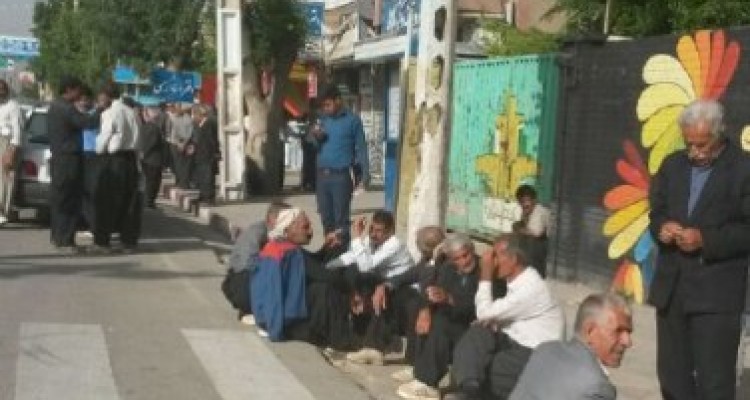 قد خمیده کارگران اسلام آبادی زیر فشار بیکاری/ چشمان گریان صنعت از بی توجهی دولت به مصوبات راهگشا