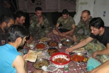 سفره افطار در فاصله چند متری دشمن + تصاویر