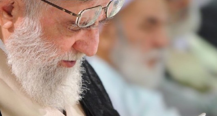 تصوير كمتر ديده شده رهبر انقلاب در هنگام قرآن‌ خواندن