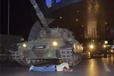 فرمانده ارتش ترکیه: کودتا پایان یافت/۹۰ کشته و ۱۱۵۰ زخمی/ ۱۰۴ نظامی کودتاچی کشته و ۱۵۶۳ تن دیگر بازداشت شدند