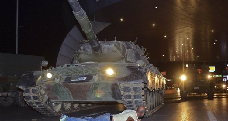 فرمانده ارتش ترکیه: کودتا پایان یافت/۹۰ کشته و ۱۱۵۰ زخمی/ ۱۰۴ نظامی کودتاچی کشته و ۱۵۶۳ تن دیگر بازداشت شدند