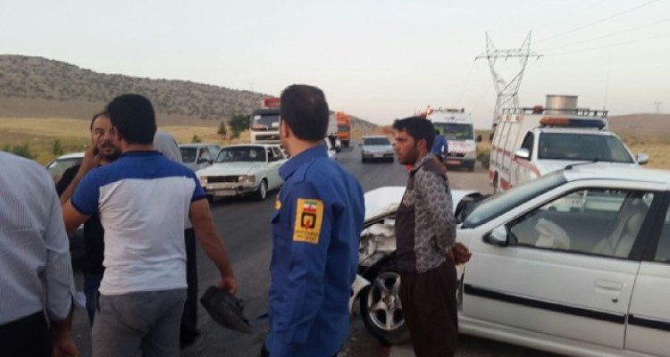 تصادف زنجیره ای جاده اسلام آبادغرب 15زخمی بر جای گذاشت+عکس