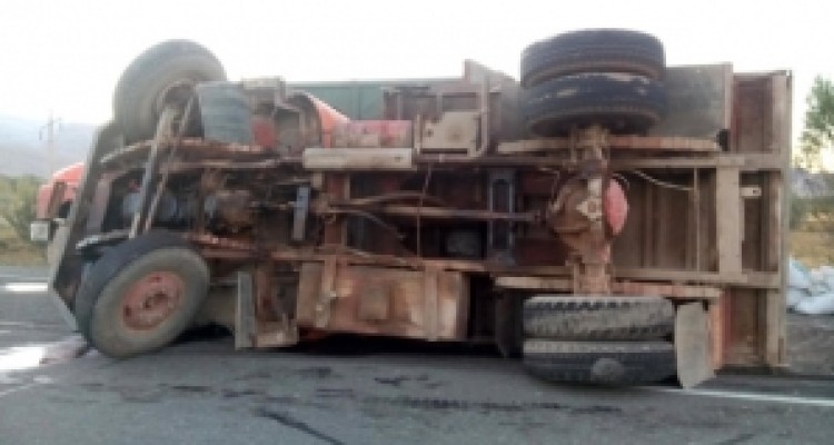 واژگونی کامیون در اسلام آباد غرب ۲ کشته و ۴ زخمی بر جای گذاشت