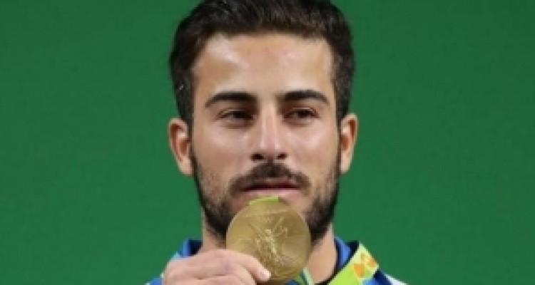 مسئولین کرمانشاه نخبه کشی می کنند/ گلایه هایم را به رهبری می گویم