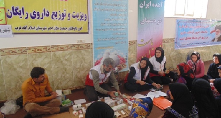 کاروان سلامت جمعیت هلال احمر اسلام آباد غرب در هفته دولت به روستای مومنایی رسید