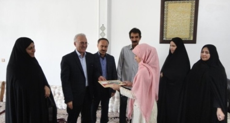 تجلیل از دانش آموز برتر قرآنی اسلام آباد غرب+عکس