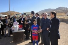 مراسم تجلیل از دانش آموزان برترمسابقات فوتسال روستایی نونهالان در اسلام آباد غرب