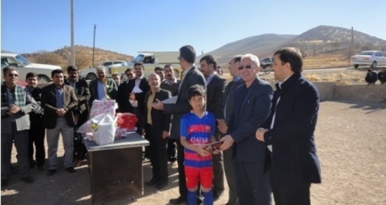 مراسم تجلیل از دانش آموزان برترمسابقات فوتسال روستایی نونهالان در اسلام آباد غرب