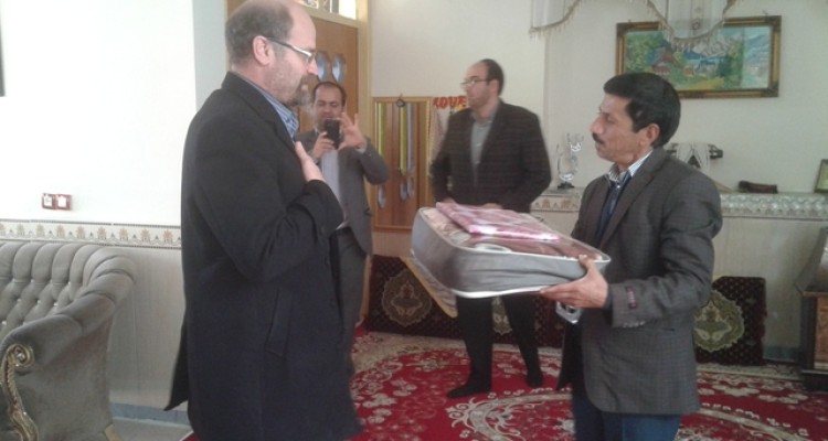  دیدار مسئولین با خانواده شهدا در اسلام آبادغرب