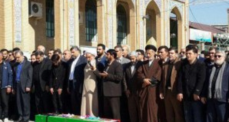 مراسم تشییع پیکر مرحوم احمد عزیزی برگزار شد/ اقامه نماز میت بر پیکر شاعر انقلابی/ خالق "کفش های مکاشفه" در خاک آرام گرفت