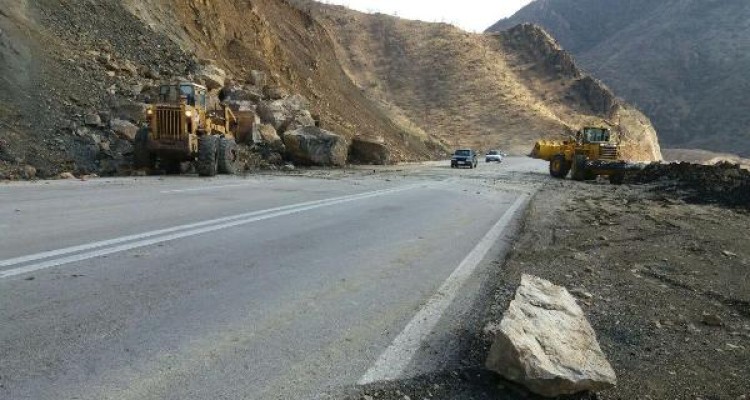 پاکسازی جاده اسلام آبادغرب به ایلام در مسیر ریزش کوه+عکس
