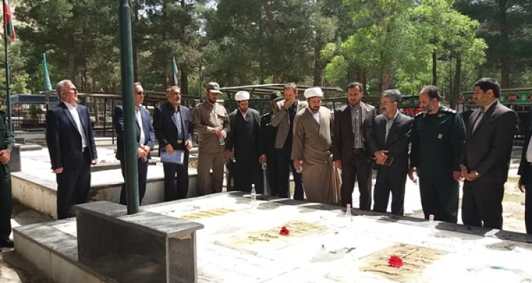 غبار روبی مزار شهدا در اسلام آبادغرب