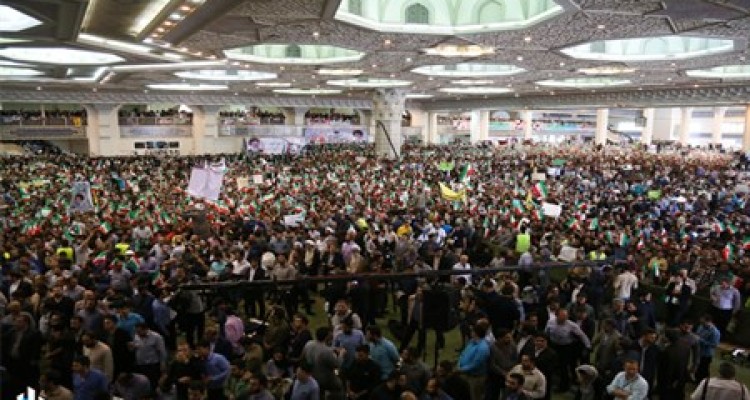 سونامی مردم تهران در مصلی/ مردم شعار خداحافظی با روحانی را سر دادند/شمار حاضران در مصلی از مرز ۳۰۰ هزار نفر گذشت + فیلم و عکس