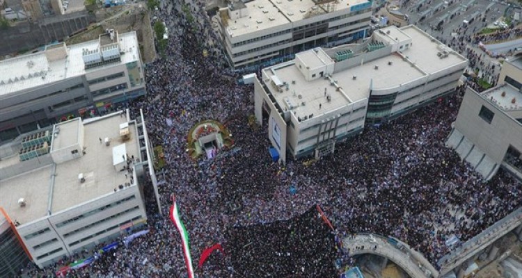 بارش باران رحمت الهی بر سر حامیان رئیسی/ فریاد مردم: "این مردم همه شناسنامه‌‌دارند"/ رئیسی: مردم با کمبود می‌سازند ولی با تبعیض هرگز