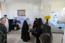 دیدار و دلجویی امام جمعه کرمانشاه و فرمانده سپاه نبی اکرم(ص) از خانواده اولین شهید مدافع حرم اسلام آبادغرب+تصاویر