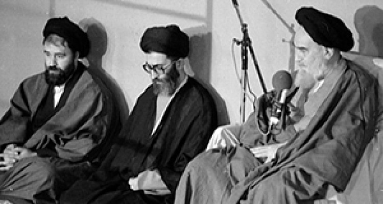 امام خمینی (ره): يک نفر را مثل آقاى خامنه‌ای که متعهد به اسلام و خدمتگزار باشد، پیدا نمی‌کنید + فیلم 