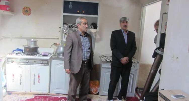 بازدید مسئولین شهرستان از منازل مددجویان کمیته امداد اسلام ابادغرب+تصاویر