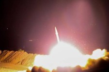 شلیک موشک‌های سپاه به مقر تروریست‌ها در دیرالزور سوریه/فیلم