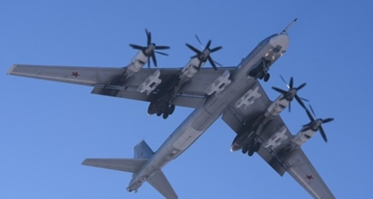 عملیات بمب‌افکن‌های روسی "Tu-95MS" علیه مواضع داعش در العقیربات حماه/ 3 انبار بزرگ تروریست‌ها منهدم شد 