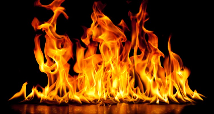 وقتی آتش نشانی و پلیس نمی‌توانند یک ماشین آتش گرفته را خاموش کنند! + فیلم 