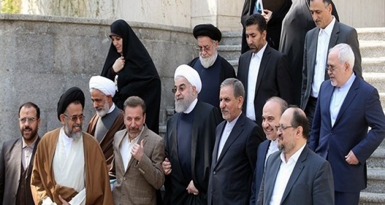 حداقل 50 درصد کابینه باید تغییر کند/ دولت نیاز به ترمیم، تغییر و نیروی جدید دارد/ لزوم حرکت به سمت جوان‌گرایی در کابینه آینده